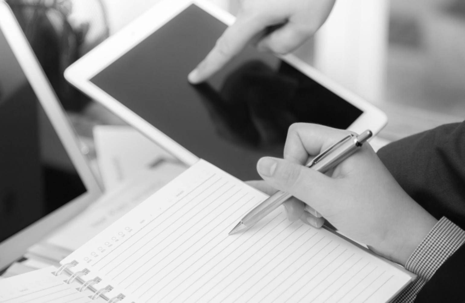 Studierende arbeiten gemeinsam an Finanzprojekten