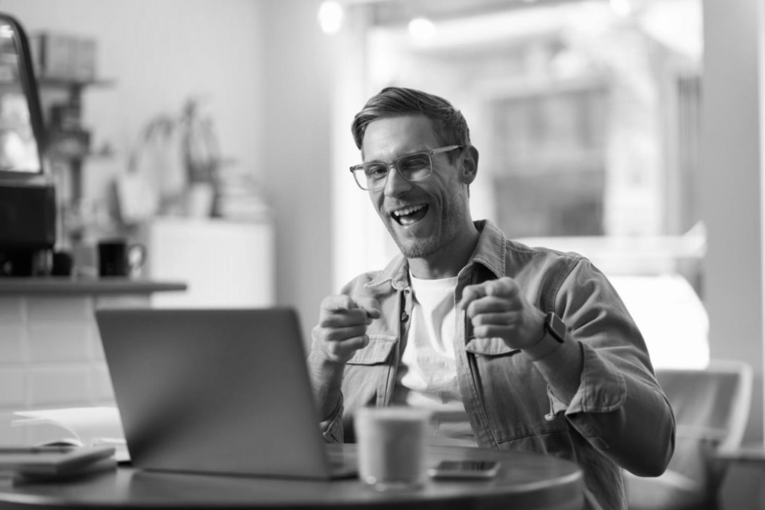 Arbeitssituation im Projektteam mit Finanzunterlagen