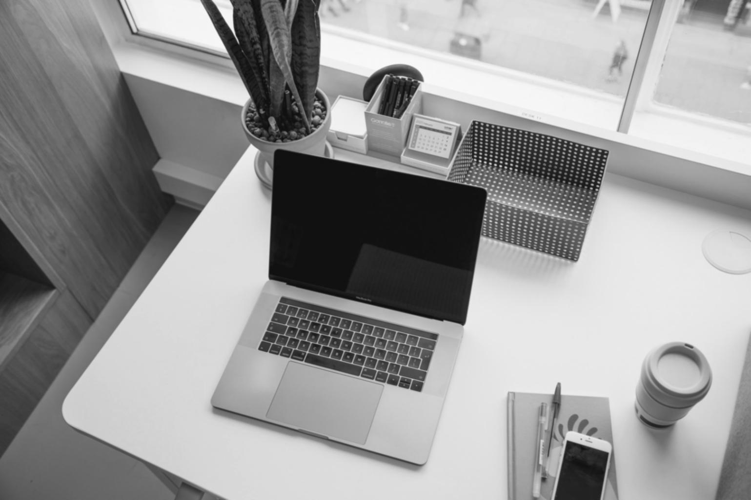 Workshop-Situation mit Teilnehmern bei der gemeinsamen Arbeit an Finanzthemen